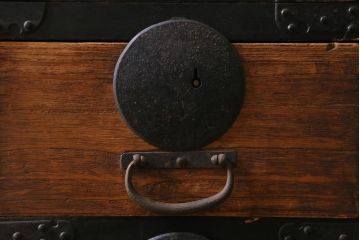 アンティーク家具　和製アンティーク　黒塗りがモダンな重ね箪笥(衣装箪笥、時代箪笥)(R-039053)