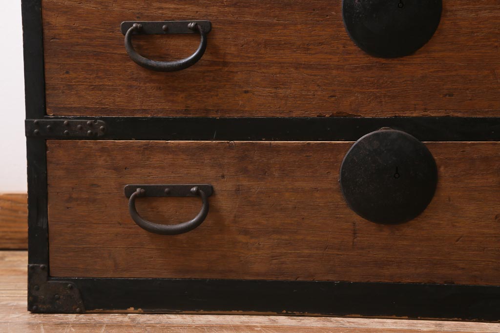 アンティーク家具　和製アンティーク　黒塗りがモダンな重ね箪笥(衣装箪笥、時代箪笥)(R-039053)