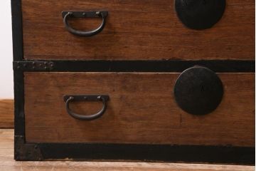 アンティーク家具　和製アンティーク　黒塗りがモダンな重ね箪笥(衣装箪笥、時代箪笥)(R-039053)