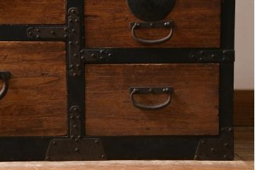 アンティーク家具　和製アンティーク　黒塗りがモダンな重ね箪笥(衣装箪笥、時代箪笥)(R-039053)