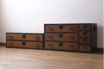 アンティーク家具　和製アンティーク　黒塗りがモダンな重ね箪笥(衣装箪笥、時代箪笥)(R-039053)