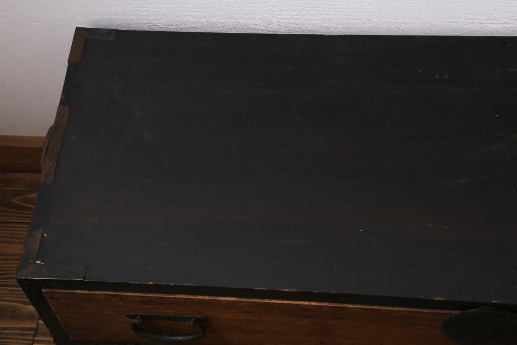 アンティーク家具　和製アンティーク　黒塗りがモダンな重ね箪笥(衣装箪笥、時代箪笥)(R-039053)