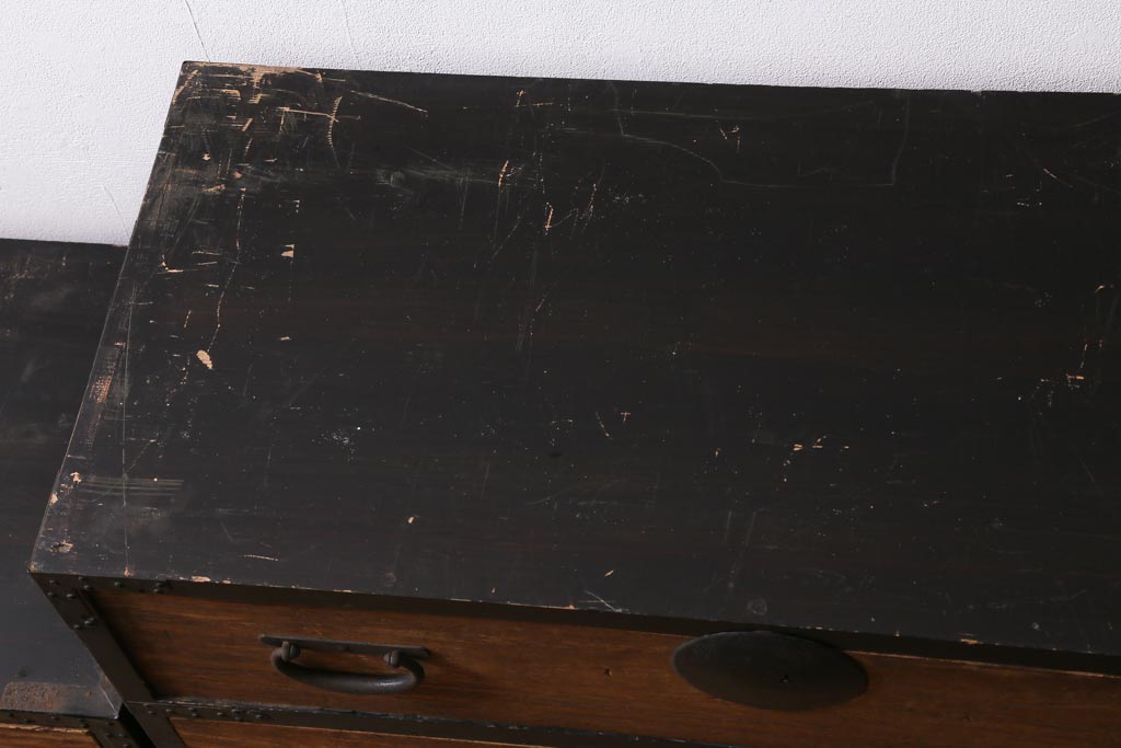 アンティーク家具　和製アンティーク　黒塗りがモダンな重ね箪笥(衣装箪笥、時代箪笥)(R-039053)