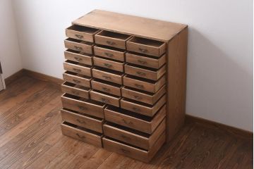 アンティーク家具　和製アンティーク　大正昭和初期　桐材　引き出し24杯で収納力抜群!素朴な雰囲気のタンス(チェスト)(R-039055)