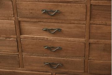 アンティーク家具　和製アンティーク　大正昭和初期　桐材　引き出し24杯で収納力抜群!素朴な雰囲気のタンス(チェスト)(R-039055)