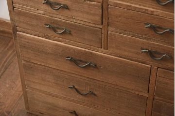アンティーク家具　和製アンティーク　大正昭和初期　桐材　引き出し24杯で収納力抜群!素朴な雰囲気のタンス(チェスト)(R-039055)