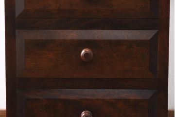 中古美品　松本民芸家具　立体的なデザインが目を引くT型脇棚(サイドチェスト)(定価約13万8千円)(R-039057)