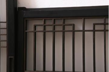 ラフジュ工房オリジナル　古建具リメイク　すりガラス入り　洗練された和の趣漂う重ね戸棚(書院戸、組子、キャビネット、収納棚)(R-039061)