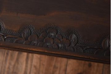 ビンテージ家具　伝統工芸　軽井沢彫り　繊細な桜の彫りが目を引くサイドテーブル(センターテーブル)(R-039065)