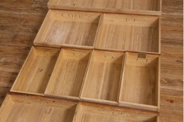 アンティーク家具　和製アンティーク　前面欅(ケヤキ)材　杢目が味わい深い戸棚(小箪笥、収納棚、引き出し)(R-039074)