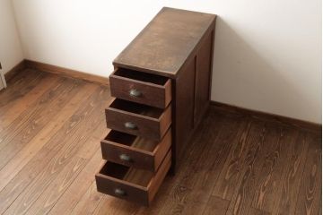 アンティーク家具　昭和レトロ　ナラ材　レトロな取っ手の付いた味わい深いサイドチェスト(袖机、脇机、引き出し)(R-039077)