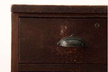 アンティーク家具　昭和レトロ　ナラ材　レトロな取っ手の付いた味わい深いサイドチェスト(袖机、脇机、引き出し)(R-039077)