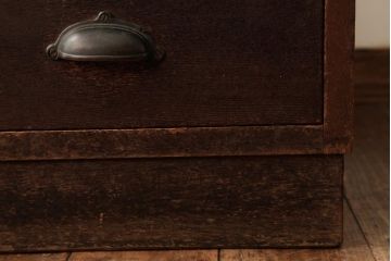 アンティーク家具　昭和レトロ　ナラ材　レトロな取っ手の付いた味わい深いサイドチェスト(袖机、脇机、引き出し)(R-039077)