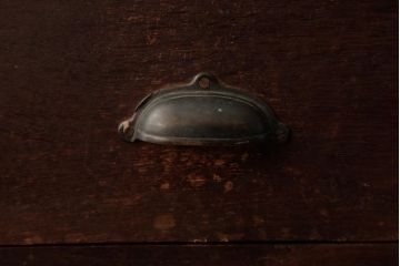 アンティーク家具　昭和レトロ　ナラ材　レトロな取っ手の付いた味わい深いサイドチェスト(袖机、脇机、引き出し)(R-039077)