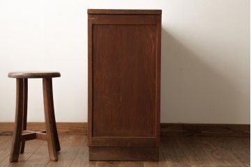 アンティーク家具　昭和レトロ　ナラ材　レトロな取っ手の付いた味わい深いサイドチェスト(袖机、脇机、引き出し)(R-039077)