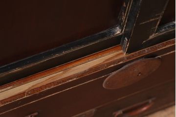 アンティーク家具　和製アンティーク　明治大正期　赤みがかった金具が目を引くローボード(箪笥、収納棚)(R-039079)