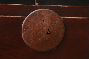 アンティーク家具　和製アンティーク　明治大正期　赤みがかった金具が目を引くローボード(箪笥、収納棚)(R-039079)