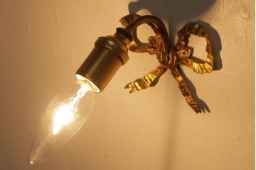 ヴィンテージ照明　フランスビンテージ　真鍮製　リボンが可愛らしい小さなウォールランプ(壁掛け照明、壁付け照明)(R-039084)