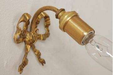 ヴィンテージ照明　フランスビンテージ　真鍮製　リボンが可愛らしい小さなウォールランプ(壁掛け照明、壁付け照明)(R-039084)