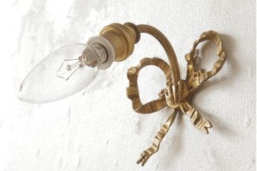 ヴィンテージ照明　フランスビンテージ　真鍮製　リボンが可愛らしい小さなウォールランプ(壁掛け照明、壁付け照明)(R-039085)