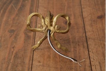 ヴィンテージ照明　フランスビンテージ　真鍮製　リボンが可愛らしい小さなウォールランプ(壁掛け照明、壁付け照明)(R-039085)