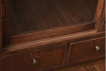 アンティーク家具　昭和初期　古い木の風合いがレトロな雰囲気あふれる収納棚(戸棚、サイドボード、キャビネット、棚)(R-039088)