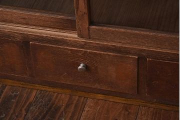 アンティーク家具　昭和初期　古い木の風合いがレトロな雰囲気あふれる収納棚(戸棚、サイドボード、キャビネット、棚)(R-039088)