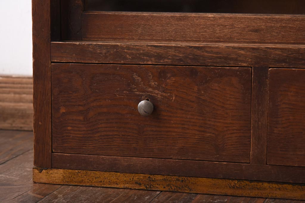 アンティーク家具　昭和初期　古い木の風合いがレトロな雰囲気あふれる収納棚(戸棚、サイドボード、キャビネット、棚)(R-039088)