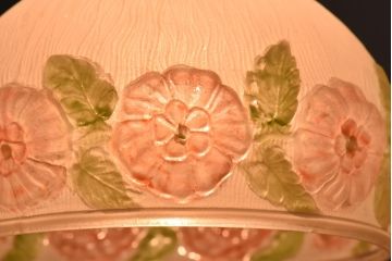 アンティーク照明　イギリスアンティーク　花模様が可愛らしいロマンチックなペンダントライト(天井照明)(R-039096)