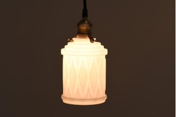 アンティーク照明　陽刻ガラス　上品な印象を与えてくれるペンダントライト(天井照明、吊り下げ照明)(R-039097)