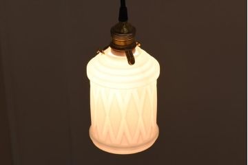 アンティーク照明　陽刻ガラス　上品な印象を与えてくれるペンダントライト(天井照明、吊り下げ照明)(R-039097)