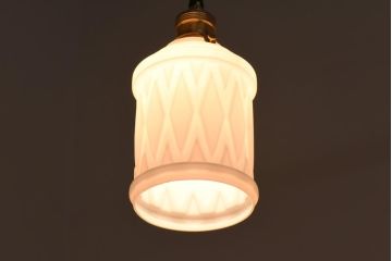 アンティーク照明　陽刻ガラス　上品な印象を与えてくれるペンダントライト(天井照明、吊り下げ照明)(R-039097)