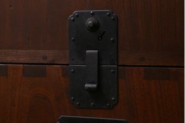 ビンテージ家具　工芸品　総欅材・玉杢　中桐材　半櫃(ハンガイ)　倹飩蓋　激レア!手打ち金具が目を惹く重ね船箪笥(衣装箪笥、引き出し、チェスト、桐箪笥、桐たんす)(製作費当時約300万円、桐箪笥、桐たんす)(R-039104)