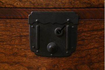 ビンテージ家具　工芸品　総欅材・玉杢　中桐材　半櫃(ハンガイ)　倹飩蓋　激レア!手打ち金具が目を惹く重ね船箪笥(衣装箪笥、引き出し、チェスト、桐箪笥、桐たんす)(製作費当時約300万円、桐箪笥、桐たんす)(R-039104)