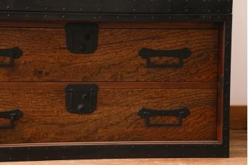 ビンテージ家具　工芸品　総欅材・玉杢　中桐材　半櫃(ハンガイ)　倹飩蓋　激レア!手打ち金具が目を惹く重ね船箪笥(衣装箪笥、引き出し、チェスト、桐箪笥、桐たんす)(製作費当時約300万円、桐箪笥、桐たんす)(R-039104)