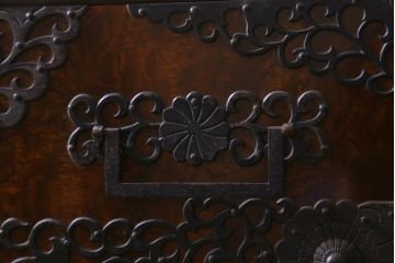 ビンテージ家具　工芸品　総欅材・玉杢　中桐材　半櫃(ハンガイ)　倹飩蓋　激レア!手打ち金具が目を惹く重ね船箪笥(衣装箪笥、引き出し、チェスト、桐箪笥、桐たんす)(製作費当時約300万円、桐箪笥、桐たんす)(R-039104)