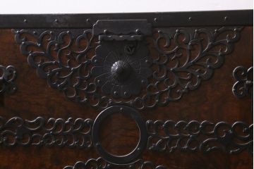 ビンテージ家具　工芸品　総欅材・玉杢　中桐材　半櫃(ハンガイ)　倹飩蓋　激レア!手打ち金具が目を惹く重ね船箪笥(衣装箪笥、引き出し、チェスト、桐箪笥、桐たんす)(製作費当時約300万円、桐箪笥、桐たんす)(R-039104)