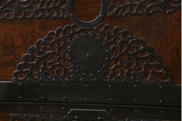 ビンテージ家具　工芸品　総欅材・玉杢　中桐材　半櫃(ハンガイ)　倹飩蓋　激レア!手打ち金具が目を惹く重ね船箪笥(衣装箪笥、引き出し、チェスト、桐箪笥、桐たんす)(製作費当時約300万円、桐箪笥、桐たんす)(R-039104)
