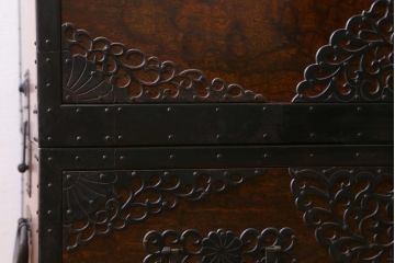 ビンテージ家具　工芸品　総欅材・玉杢　中桐材　半櫃(ハンガイ)　倹飩蓋　激レア!手打ち金具が目を惹く重ね船箪笥(衣装箪笥、引き出し、チェスト、桐箪笥、桐たんす)(製作費当時約300万円、桐箪笥、桐たんす)(R-039104)