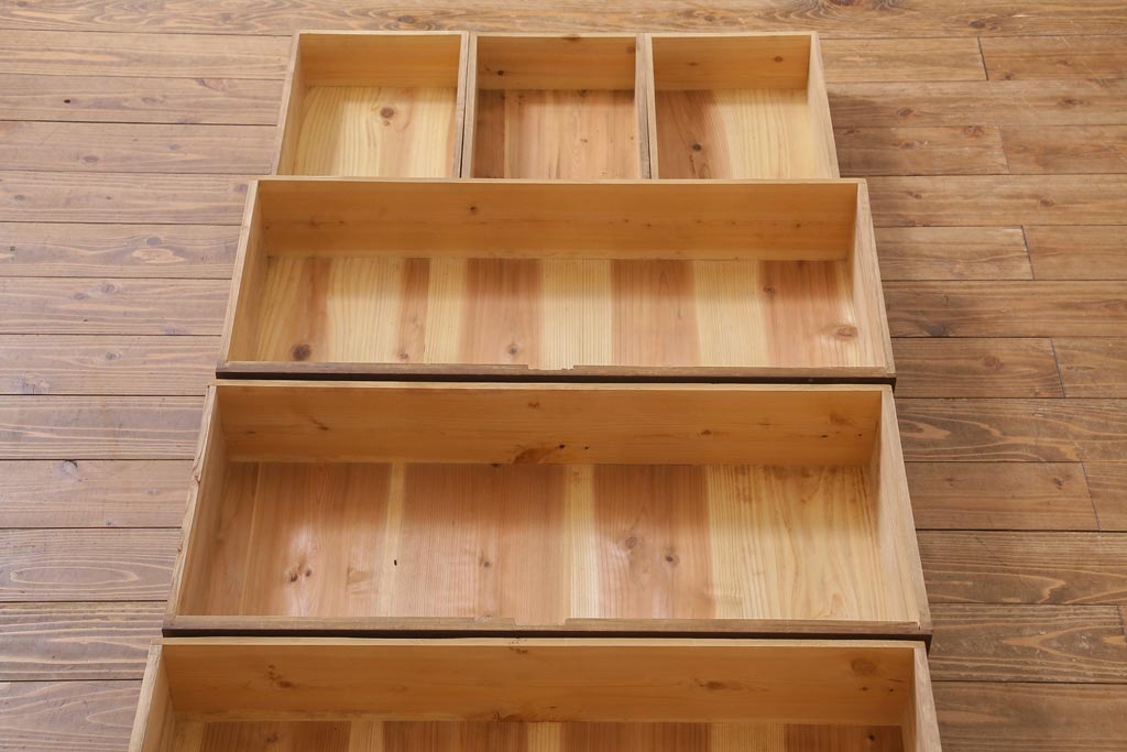 アンティーク家具　昭和レトロ　桐材　懐かしさ漂うシンプルな作りの重ねタンス(衣装箪笥、戸棚、引き出し、桐箪笥、桐たんす)(R-039105)