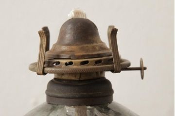 アンティーク雑貨　レトロ雑貨　3分芯　赤縁フリルガラスシェードのオイルランプ(吊り下げランプ)(R-039115)