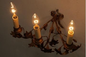 ヴィンテージ照明　フランスビンテージ　真鍮製　3灯　花の装飾がすてきなウォールランプ(壁掛け照明、壁付け照明)(R-039119)
