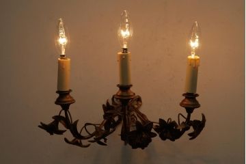 ヴィンテージ照明　フランスビンテージ　真鍮製　3灯　花の装飾がすてきなウォールランプ(壁掛け照明、壁付け照明)(R-039119)