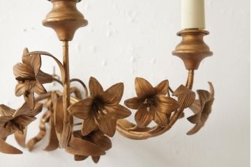 ヴィンテージ照明　フランスビンテージ　真鍮製　3灯　花の装飾がすてきなウォールランプ(壁掛け照明、壁付け照明)(R-039119)
