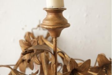 ヴィンテージ照明　フランスビンテージ　真鍮製　3灯　花の装飾がすてきなウォールランプ(壁掛け照明、壁付け照明)(R-039119)