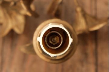 ヴィンテージ照明　フランスビンテージ　真鍮製　3灯　花の装飾がすてきなウォールランプ(壁掛け照明、壁付け照明)(R-039119)
