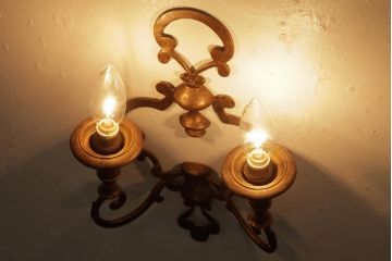 ヴィンテージ照明　フランスビンテージ　真鍮製　2灯　曲線の装飾が優雅な印象あたえるウォールランプ(壁掛け照明、壁付け照明)(R-039120)