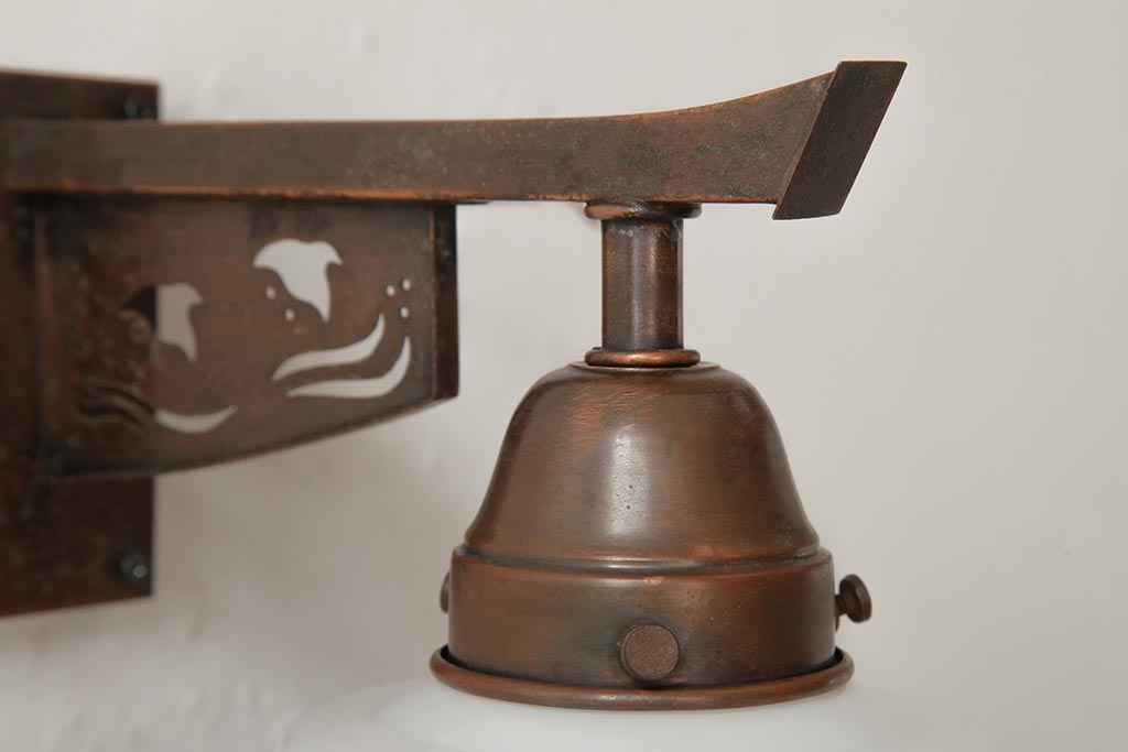 アンティーク照明　和製アンティーク　銅製　鳥の透かし彫りが可愛らしい壁掛け照明(シェード、ウォールライト、ブラケットライト)(R-039121)