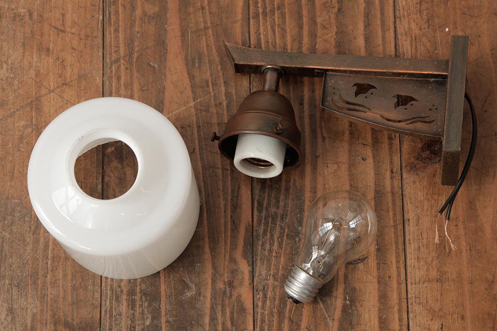 アンティーク照明　和製アンティーク　銅製　鳥の透かし彫りが可愛らしい壁掛け照明(シェード、ウォールライト、ブラケットライト)(R-039121)