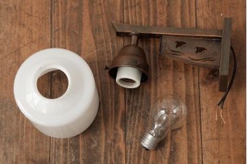 アンティーク照明　和製アンティーク　銅製　鳥の透かし彫りが可愛らしい壁掛け照明(シェード、ウォールライト、ブラケットライト)(R-039121)